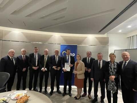 &Upsilon;&Pi;&Alpha;&Alpha;&Tau; &gamma;&iota;&alpha; &Kappa;&Alpha;&Pi;: &Kappa;&omicron;&iota;&nu;ή  &sigma;&tau;&rho;&alpha;&tau;&eta;&gamma;&iota;&kappa;ή &gamma;&iota;&alpha; &pi;&epsilon;&rho;&iota;&sigma;&sigma;ό&tau;&epsilon;&rho;&eta; &epsilon;&upsilon;&epsilon;&lambda;&iota;&xi;ί&alpha; &sigma;&tau;&eta; &chi;&rho;&eta;&sigma;&iota;&mu;&omicron;&pi;&omicron;ί&eta;&sigma;&eta; &tau;&omega;&nu; &pi;ό&rho;&omega;&nu; &kappa;&alpha;&iota; &alpha;&pi;&lambda;&omicron;ύ&sigma;&tau;&epsilon;&upsilon;&sigma;&eta; &tau;&omega;&nu; &delta;&iota;&alpha;&delta;&iota;&kappa;&alpha;&sigma;&iota;ώ&nu;