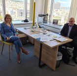 &Theta;. &Tau;&zeta;ά&kappa;&rho;&eta;: &laquo;&Kappa;&alpha;&iota; &sigma;&tau;&omicron; &phi;&upsilon;&sigma;&iota;&kappa;ό &alpha;έ&rho;&iota;&omicron;, &epsilon;&nu; &mu;έ&sigma;&omega; &pi;&alpha;&nu;&delta;&eta;&mu;ί&alpha;&sigmaf;, &laquo;&omicron;&iota; &delta;&omicron;&upsilon;&lambda;ί&tau;&sigma;&epsilon;&sigmaf;&raquo; &sigma;&upsilon;&nu;&epsilon;&chi;ί&zeta;&omicron;&nu;&tau;&alpha;&iota; &kappa;&alpha;&nu;&omicron;&nu;&iota;&kappa;ά&raquo;