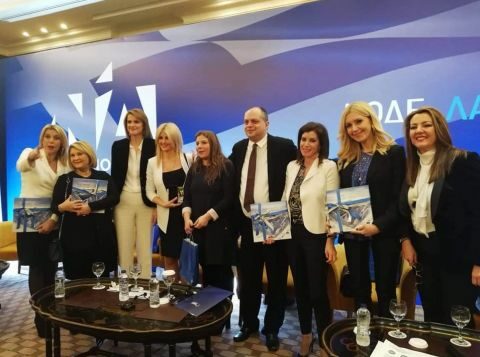 &Phi;&omega;&tau;&epsilon;&iota;&nu;ή &Alpha;&rho;&alpha;&mu;&pi;&alpha;&tau;&zeta;ή &alpha;&pi;ό &tau;&eta; &Lambda;ά&rho;&iota;&sigma;&alpha;: &Kappa;&omicron;&rho;&upsilon;&phi;&alpha;ί&omicron;&sigmaf; &gamma;&iota;&alpha; &tau;&eta; &Nu;&Delta; &omicron; &rho;ό&lambda;&omicron;&sigmaf; &tau;&eta;&sigmaf; &gamma;&upsilon;&nu;&alpha;ί&kappa;&alpha;&sigmaf; &tau;&eta;&sigmaf; &upsilon;&pi;&alpha;ί&theta;&rho;&omicron;&upsilon;, &sigma;&tau;&eta;&nu; &alpha;&nu;ά&tau;&alpha;&xi;&eta; &tau;&omicron;&upsilon; &pi;&rho;&omega;&tau;&omicron;&gamma;&epsilon;&nu;&omicron;ύ&sigmaf; &tau;&omicron;&mu;έ&alpha; &kappa;&alpha;&iota; &tau;&eta; &sigma;&tau;ή&rho;&iota;&xi;&eta; &tau;&eta;&sigmaf; &nu;έ&alpha;&sigmaf; &epsilon;&lambda;&lambda;&eta;&nu;&iota;&kappa;ή&sigmaf; &omicron;&iota;&kappa;&omicron;&gamma;έ&nu;&epsilon;&iota;&alpha;&sigmaf;