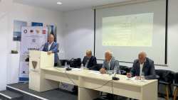 &Eta;&mu;&epsilon;&rho;ί&delta;&alpha; &Kappa;&Epsilon;&Omicron;&Sigma;&Omicron;&Epsilon; &kappa;&alpha;&iota; &Epsilon;.&Omicron;. &Omicron;&Iota;&Nu;&Omicron;S &gamma;&iota;&alpha; &tau;&alpha; &alpha;&pi;&omicron;&alpha;&lambda;&kappa;&omicron;&omicron;&lambda;&omega;&mu;έ&nu;&alpha; &kappa;&rho;&alpha;&sigma;&iota;ά - &Sigma;&tau;&alpha;&mu;&epsilon;&nu;ί&tau;&eta;&sigmaf; &alpha;&pi;ό &Sigma;&alpha;&nu;&tau;&omicron;&rho;ί&nu;&eta;: &laquo;&Omicron; &epsilon;&lambda;&lambda;&eta;&nu;&iota;&kappa;ό&sigmaf; &omicron;ί&nu;&omicron;&sigmaf; &alpha;&xi;ί&zeta;&epsilon;&iota; &nu;&alpha; &pi;&rho;&omega;&tau;&alpha;&gamma;&omega;&nu;&iota;&sigma;&tau;&epsilon;ί &delta;&iota;&epsilon;&theta;&nu;ώ&sigmaf;&raquo;