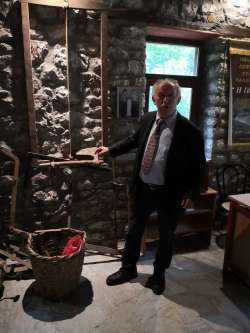 Ά&nu;&omega; &Pi;&alpha;&lambda;&alpha;&iota;&omicron;&kappa;&alpha;&rho;&upsilon;ά &Tau;&rho;&iota;&kappa;ά&lambda;&omega;&nu;:Έ&nu;&alpha;&sigmaf; &delta;&iota;&epsilon;&theta;&nu;ώ&sigmaf; &kappa;&alpha;&tau;&alpha;&xi;&iota;&omega;&mu;έ&nu;&omicron;&sigmaf; &epsilon;&pi;&iota;&sigma;&tau;ή&mu;&omicron;&nu;&alpha;&sigmaf; &pi;&rho;&omicron;&sigma;&pi;&alpha;&theta;&epsilon;ί &nu;&alpha; &delta;ώ&sigma;&epsilon;&iota; &pi;&nu;&omicron;ή &sigma;&tau;&omicron; &chi;&omega;&rho;&iota;ό &tau;&omicron;&upsilon;