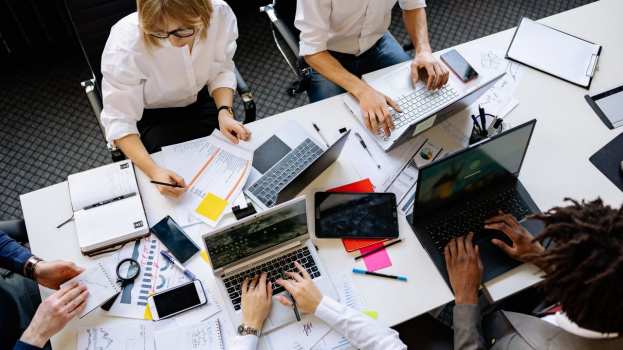 &Pi;ό&sigma;&epsilon;&sigmaf; ώ&rho;&epsilon;&sigmaf; &tau;&eta;&nu; &epsilon;&beta;&delta;&omicron;&mu;ά&delta;&alpha; &epsilon;&rho;&gamma;ά&zeta;&omicron;&nu;&tau;&alpha;&iota; &omicron;&iota; &Epsilon;&upsilon;&rho;&omega;&pi;&alpha;ί&omicron;&iota;;