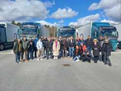 Volvo Trucks &amp; Buses Greece: &Epsilon;&kappa;&pi;&alpha;&iota;&delta;&epsilon;&upsilon;&tau;&iota;&kappa;ό &tau;&alpha;&xi;ί&delta;&iota; &sigma;&tau;&eta; &Sigma;&omicron;&upsilon;&eta;&delta;ί&alpha; &tau;&omega;&nu; &epsilon;&xi;&omicron;&upsilon;&sigma;&iota;&omicron;&delta;&omicron;&tau;&eta;&mu;έ&nu;&omega;&nu; &sigma;&upsilon;&nu;&epsilon;&rho;&gamma;&epsilon;ί&omega;&nu;