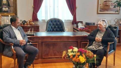 &Tau;&eta;&nu; &Delta;&rho;. &Alpha;&lambda;έ&iota;&delta;&alpha; &Gamma;&kappa;&epsilon;&beta;ά&rho;&alpha; &upsilon;&pi;&omicron;&delta;έ&chi;&theta;&eta;&kappa;&epsilon; &omicron; &Delta;ή&mu;&alpha;&rho;&chi;&omicron;&sigmaf; &Beta;έ&rho;&omicron;&iota;&alpha;&sigmaf;