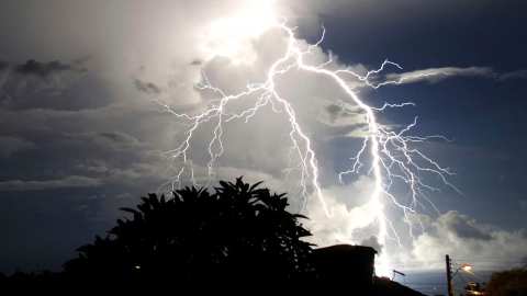 Έ&kappa;&tau;&alpha;&kappa;&tau;&omicron; &delta;&epsilon;&lambda;&tau;ί&omicron; &epsilon;&pi;&iota;&delta;&epsilon;ί&nu;&omega;&sigma;&eta;&sigmaf; &kappa;&alpha;&iota;&rho;&omicron;ύ: Έ&rho;&chi;&omicron;&nu;&tau;&alpha;&iota; &iota;&sigma;&chi;&upsilon;&rho;έ&sigmaf; &beta;&rho;&omicron;&chi;έ&sigmaf; &kappa;&alpha;&iota; &kappa;&alpha;&tau;&alpha;&iota;&gamma;ί&delta;&epsilon;&sigmaf; - &Pi;&omicron;&iota;&epsilon;&sigmaf; &pi;&epsilon;&rho;&iota;&omicron;&chi;έ&sigmaf; &theta;&alpha; &epsilon;&pi;&eta;&rho;&epsilon;&alpha;&sigma;&tau;&omicron;ύ&nu;