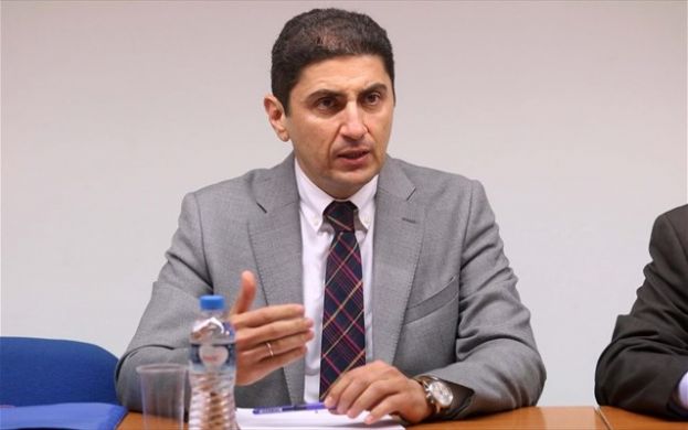 &Lambda;. &Alpha;&upsilon;&gamma;&epsilon;&nu;ά&kappa;&eta;&sigmaf;: &laquo;&Alpha;&nu;&tau;&iota;&mu;&epsilon;&tau;&omega;&pi;ί&zeta;&epsilon;&iota; &tau;&omicron;&upsilon;&sigmaf; Έ&lambda;&lambda;&eta;&nu;&epsilon;&sigmaf; &sigma;&alpha;&nu; &pi;&epsilon;&lambda;ά&tau;&epsilon;&sigmaf; &kappa;&alpha;&iota; ό&chi;&iota; &sigma;&alpha;&nu; &pi;&omicron;&lambda;ί&tau;&epsilon;&sigmaf;&raquo;