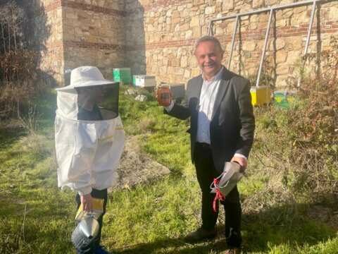 &Mu;&epsilon; &tau;&omicron;&nu; &nu;&epsilon;ό&tau;&epsilon;&rho;&omicron; &mu;&epsilon;&lambda;&iota;&sigma;&sigma;&omicron;&kappa;ό&mu;&omicron; &tau;&eta;&sigmaf; &chi;ώ&rho;&alpha;&sigmaf; &sigma;&upsilon;&nu;&alpha;&nu;&tau;ή&theta;&eta;&kappa;&epsilon; &omicron; &Upsilon;&phi;&Alpha;&Alpha;&Tau; &Sigma;&tau;. &Kappa;&epsilon;&lambda;έ&tau;&sigma;&eta;&sigmaf;