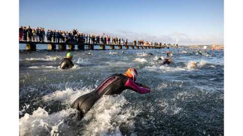 1.700 &alpha;&theta;&lambda;&eta;&tau;έ&sigmaf; &alpha;&pi;ό 82 &chi;ώ&rho;&epsilon;&sigmaf; &sigma;&tau;&omicron; IRONMAN&reg; 70.3&reg; Greece &sigma;&tau;&iota;&sigmaf; 25 &Omicron;&kappa;&tau;&omega;&beta;&rho;ί&omicron;&upsilon; &sigma;&tau;&eta;&nu; Costa Navarino