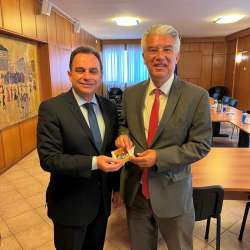 &Sigma;&upsilon;&nu;ά&nu;&tau;&eta;&sigma;&eta; &tau;&omicron;&upsilon; &Upsilon;&pi;&Alpha;&Alpha;&Tau;, &Gamma;. &Gamma;&epsilon;&omega;&rho;&gamma;&alpha;&nu;&tau;ά &mu;&epsilon; &tau;&omicron;&nu; &pi;&rho;&epsilon;&sigma;&beta;&epsilon;&upsilon;&tau;ή &tau;&eta;&sigmaf; &Gamma;&epsilon;&rho;&mu;&alpha;&nu;ί&alpha;&sigmaf;