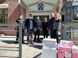 &Mu;ά&sigma;&kappa;&epsilon;&sigmaf;, &gamma;ά&nu;&tau;&iota;&alpha; &kappa;&alpha;&iota; &epsilon;ί&delta;&eta; &upsilon;&gamma;&iota;&epsilon;&iota;&nu;ή&sigmaf; &pi;&alpha;&rho;έ&delta;&omega;&sigma;&epsilon; &omicron; &Kappa;. &Kappa;&alpha;&lambda;&alpha;ϊ&tau;&zeta;ί&delta;&eta;&sigmaf;