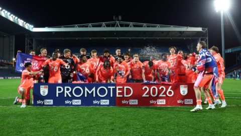 &Eta; &Kappa;ό&beta;&epsilon;&nu;&tau;&rho;&iota; &epsilon;&pi;έ&sigma;&tau;&rho;&epsilon;&psi;&epsilon; &sigma;&tau;&eta;&nu; Premier League &mu;&epsilon;&tau;ά &alpha;&pi;ό 25 &chi;&rho;ό&nu;&iota;&alpha;