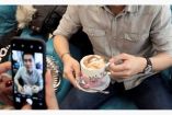 Selfieccino: &Mu;&iota;&alpha; &nu;έ&alpha; &mu;&alpha;&nu;ί&alpha; &sigma;&tau;&omicron;&nu; &kappa;&alpha;&phi;έ