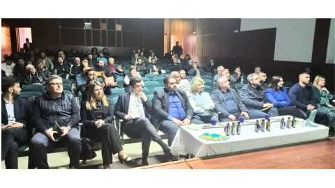 &Mu;&epsilon; &epsilon;&pi;&iota;&tau;&upsilon;&chi;ί&alpha; &eta; 1&eta; &epsilon;&kappa;&pi;&alpha;&iota;&delta;&epsilon;&upsilon;&tau;&iota;&kappa;ή &epsilon;&nu;&eta;&mu;έ&rho;&omega;&sigma;&eta; &mu;&epsilon; &theta;έ&mu;&alpha; &eta; &laquo;&Alpha;&nu;ά&delta;&epsilon;&iota;&xi;&eta; &tau;&omicron;&upsilon; &epsilon;&xi;&alpha;&iota;&rho;&epsilon;&tau;&iota;&kappa;&omicron;ύ &pi;&alpha;&rho;&theta;έ&nu;&omicron;&upsilon; &epsilon;&lambda;&alpha;&iota;&omicron;&lambda;ά&delta;&omicron;&upsilon; &ldquo;Kriti&rdquo;&raquo; &sigma;&tau;&omicron;&nu; &Delta;ή&mu;&omicron; &Phi;&alpha;&iota;&sigma;&tau;&omicron;ύ