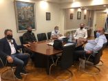 &Sigma;&upsilon;&nu;ά&nu;&tau;&eta;&sigma;&eta; &Alpha;&pi;. &Beta;&epsilon;&sigma;&upsilon;&rho;ό&pi;&omicron;&upsilon;&lambda;&omicron;&upsilon; &mu;&epsilon; &tau;&eta;&nu; &Omicron;&mu;&omicron;&sigma;&pi;&omicron;&nu;&delta;ί&alpha; &Lambda;&alpha;ϊ&kappa;ώ&nu; &Alpha;&gamma;&omicron;&rho;ώ&nu; &Pi;&alpha;&rho;&alpha;&gamma;&omega;&gamma;ώ&nu;