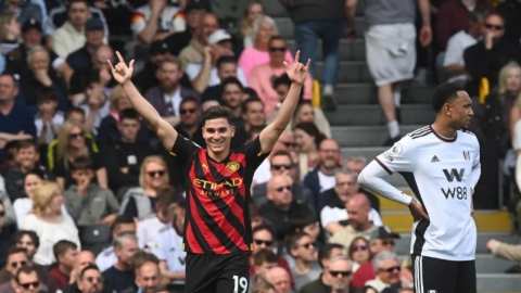 &Sigma;&tau;&eta;&nu; &kappa;&omicron;&rho;&upsilon;&phi;ή &eta; &Sigma;ί&tau;&iota; &mu;&epsilon;&tau;ά &tau;&eta;&nu; &epsilon;&pi;&iota;&kappa;&rho;ά&tau;&eta;&sigma;&eta; &mu;&epsilon; 1-2 &epsilon;&pi;ί &tau;&eta;&sigmaf; &Phi;&omicron;ύ&lambda;&alpha;&mu;