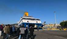 Μυτιλήνη: Συνεχίζουν τους αποκλεισμούς στο λιμάνι οι κτηνοτρόφοι - Αποβίβαση μόνο για επιβάτες